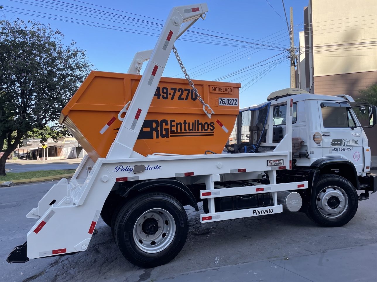 Caminhão com caçamba estacionária da RG Entulhos em Goiânia